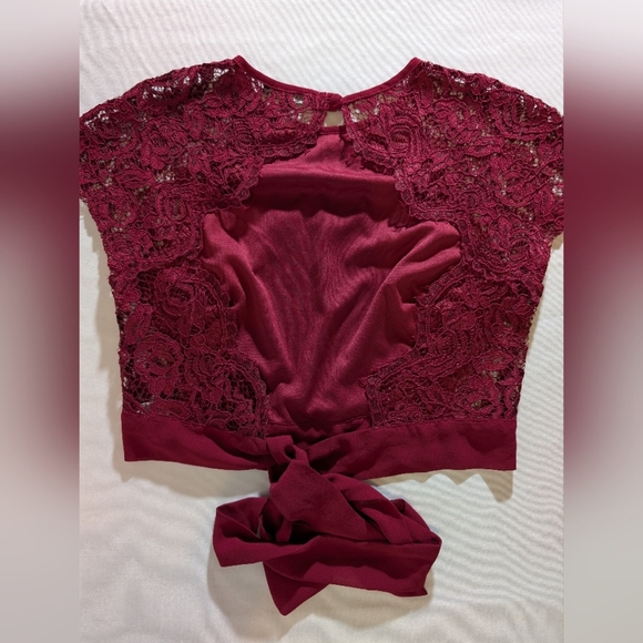 TFNC Lace Shell Top in Burgundy - Picture 4 of 8